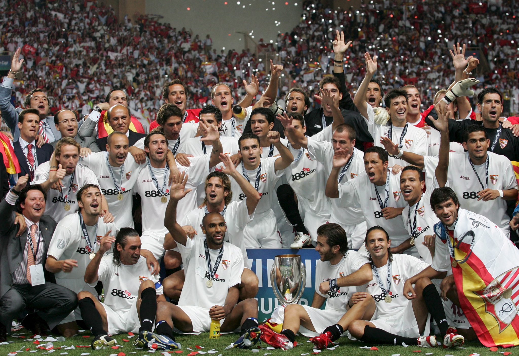 Уефа 2005 2006. Суперкубок УЕФА 2006 Севилья. Кануте Севилья 2006. Суперкубок УЕФА - Севилья 2006г.. Sevilla UEFA Cup 2007.